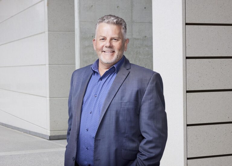 Elevating Corporate Portraits: The Benefits of Photoshopping onto Different Backgrounds